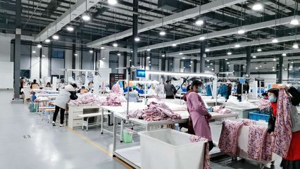 南充家豐時(shí)裝公司復(fù)工生產(chǎn)第一批服裝出口歐州